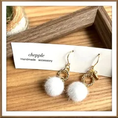 No.678 ホワイトのファーボールハンドメイドピアス　ハンドメイドイヤリング　ピアス　イヤリング　秋冬ピアス　秋冬イヤリング
