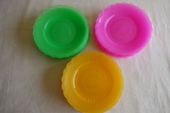 【カラフルプラスチック皿】ベトナム製/プラスチックプレート/アウトドア/キャンプ/カラフルキッチュ