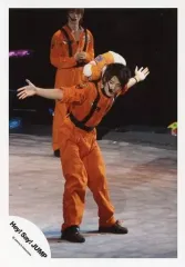 【中古】生写真(ジャニーズ) Hey! Say! JUMP/岡本圭人/ライブフォト・全身・衣装オレンジ黒・両手広げパー・背中に犬/公式生写真