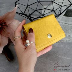 ♡ころんと可愛い♡コンパクト三つ折り財布【日本製／本革】イタリア製シュリンクレザーを使用しており、傷や汚れが目立ちにくく、お札も小銭もカードもしっかり＼収納／コンパクトなので小さい鞄にも収まりがいい◎小銭いれは人気のL字ファスナー使用（イエロー）