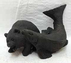 昭和24年製作、熊の木彫り背負い鮭。【北海道　登別温泉】【鼻欠け】。 古い「鮭背負い熊」木彫 - アンティーク雑貨・古道具の札幌