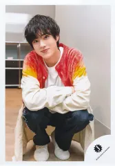 【中古】生写真(ジャニーズ) 美 少年/佐藤龍我/全身/「少年たち あの空を見上げて」グッズオフショット/公式生写真