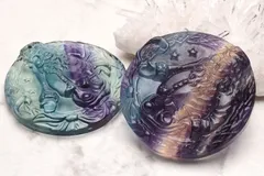 フローライト 39-40mm クリスマス サンタ彫刻(トップ穴) ルース 1個売り パワーストーン 天然石 _PR3391