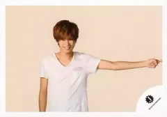 【中古】生写真(ジャニーズ) Mr.King vs Mr.Prince/神宮寺勇太/横型・上半身・衣装白・左手上げ・人差し指指し・背景ベージュ/15夏 ジャニーズJr.「Summer Paradise in TDC」パンフレット撮影オフショット/公式生写真