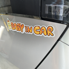送料無料「BABY IN CAR（ベビーインカープリンデザイン）ステッカー大」（約６２mm×約２５０ｍｍ）