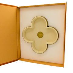 【中古】LOUIS VUITTON ルイヴィトン R94151 モノグラム 花 ヴィード ポッシュ・フラワー トレー インテリア 小物入れ レザー ジョーヌ  グレー ベージュ 未使用品 プレゼント 贈り物 A2501128 【無料ギフトラッピング承ります】