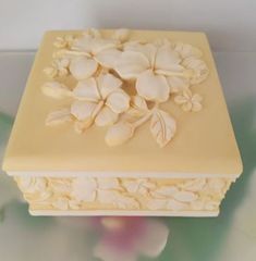 ★新品★　未使用　ジュエリーボックス　ハワイアングッズ　ハワイ　ベージュ　四角い　スクエア　ハイビスカス　陶器製