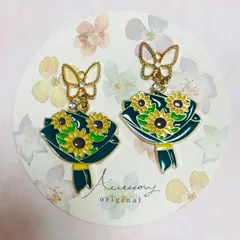 ハンドメイド　ゴールド蝶々とひまわりの花束〈ピアス/イヤリング〉