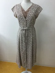 ナチュラルビューティーベーシック　ベージュに花柄とドット柄 重ね着風ワンピース