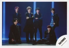 【中古】生写真(ジャニーズ) SixTONES/集合(6人)/横型・全身・衣装黒.青・松村とジェシー座り・京本腕組み・背景黒/シングル「NAVIGATOR」MV＆ジャケ写オフショット/公式生写真