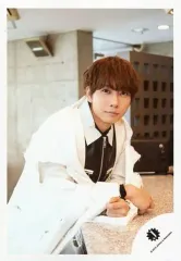 【中古】生写真(ジャニーズ) Travis Japan/中村海人/上半身・衣装白・黒・両手机・右向き・前屈み・カメラ目線/「虎者 -NINJAPAN-」グッズオフショット/公式生写真