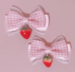 リボンヘアクリップ 薄ピンクいちごチャーム量産型地雷系ハンドメイドロリィタ病みかわチェック白
