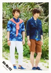 【中古】生写真(ジャニーズ) Kis-My-Ft2/北山宏光・宮田俊哉/全身・衣装青・ピンク・右向き・植物・砂浜/「16夏 パンフ＆グッズ撮影」/公式生写真