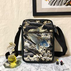 両面表の和柄ミニショルダーバッグ 縦型 鯉 ブラック 内ポケット付き リバーシブル ハンドメイド メンズ ユニセックス ストリート ボディバッグ ポシェット