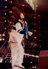 【中古】生写真(ジャニーズ) 嵐/大野智/ライブフォト・全身・衣装白青・左手マイク・目線右上・枠無し/ジャニーズファミリークラブ生写真