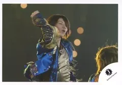 【中古】生写真(ジャニーズ) 関ジャニ∞/大倉忠義/ライブフォト/横型・衣装青・右手上げ/公式生写真