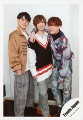 【中古】生写真(ジャニーズ) Travis Japan/宮近海斗・七五三掛龍也・松倉海斗/全身・衣装茶色.黒.白.グレー・肩組み/「Travis Japan LIVE TOUR 2020 ENTER 1234567」グッズオフショット/公式生写真