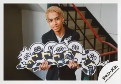【中古】生写真(ジャニーズ) Aぇ! group/草間リチャード敬太/横型・上半身・階段・衣装白・黒・両手ロゴ持ち・笑顔/JOHNNYS’ ISLAND STORE オフショット/公式生写真