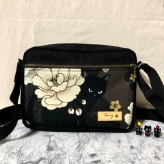 ★セール品(現品限り) 猫柄ミニショルダーバッグ 横型 黒猫と牡丹 ダークブラウン&ブラック ファスナーポケット ハンドメイド メンズ レディース ボディバッグ ポシェット