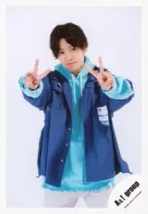 【中古】生写真(ジャニーズ) Aぇ! group/佐野晶哉/膝上・衣装青・両手ピース・背景白/「Aぇ! group Zepp LIVE 2020 STARTING NOW 413」グッズオフショット/公式生写真