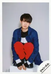 【中古】生写真(ジャニーズ) 関西ジャニーズJr./向井康二/全身・衣装青・しゃがみ・台の上・背景白/「関西ジャニーズJr. LIVE 2019 Happy 2year!! ～今年も関ジュとChu Year!!～」オフショット/公式生写真