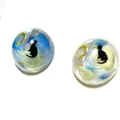 ピアス　月と猫　ドライフラワー　まんまるピアス　レジン