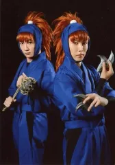 【中古】生写真(男性) 吉田翔吾(不破雷蔵)・久下恭平()/膝上・衣装青・両手交差・背中合わせ・背景黒・キャラクターショット/「ミュージカル 忍たま乱太郎 第8弾 がんばれ五年生!技あり、術あり、初忍務!!」ブロマイド