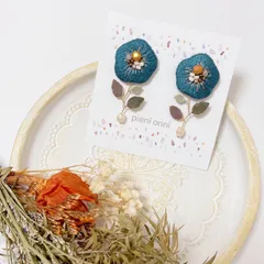 深みブルーのお花刺繍ピアス/イヤリング