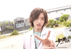 【中古】生写真(ジャニーズ) なにわ男子/道枝駿佑/横型・バストアップ・衣装ピンク・緑・左手ピース・歯見せ/「少年たち 青春の光に・・・」オリジナルフォト