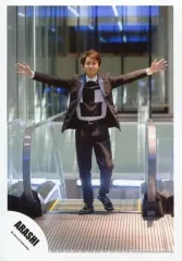 【中古】生写真(ジャニーズ) 嵐/大野智/全身・衣装黒青・白・両手パー広げ・左足上げ・背景エスカレーター/「復活LOVE」PV＆ジャケ写撮影オフショット/公式生写真