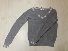 ユニクロ　グレーＶネックニット　Sサイズ