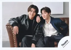 【中古】生写真(STARTO) Snow Man・SixTONES/渡辺翔太・森本慎太郎/横型・膝上/「DREAM BOYS」グッズオフショット/公式生写真