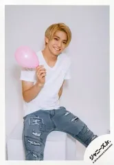 【中古】生写真(ジャニーズ) 関西ジャニーズJr./正門良規/膝上・衣装白・シャツ・台座り・右手風船・背景白/「関西ジャニーズJr. LIVE 2019 Happy 2year!! ～今年も関ジュとChu Year!!～」オフショット/公式生写真