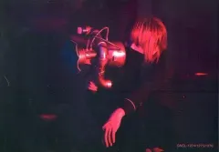 【中古】生写真(男性) まふまふ/横型・膝上・座り・背景黒/CD「明日色ワールドエンド」(GNCL-1274/1275/1276)初回封入特典フォトカード