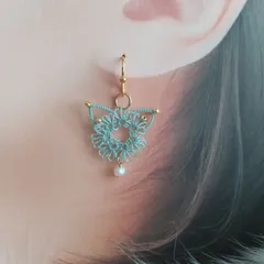 絹糸のタティングレースのピアス   ＊フラワーねこちゃん ＊金属アレルギー対応＊