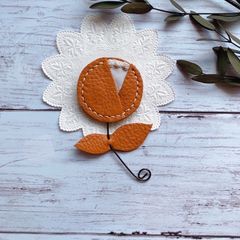 革のお花ブローチ