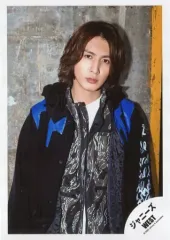 【中古】生写真(ジャニーズ) ジャニーズWEST/藤井流星/上半身・衣装黒.青・両手下・カメラ目線/アルバム「W trouble」Short Movieオフショット/公式生写真