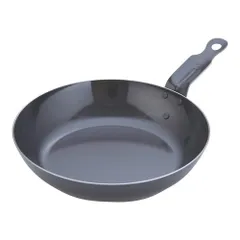 【人気商品】TKG 鉄フライパン 22cm 内径×深さ(mm)222×45柄長(mm) 95底径(mm)155板厚(mm)2.3 質量(kg)0.9 IH対応 遠藤商事 ハンドルが短く使いやすい 厚板黒皮仕様で均一な熱伝導と高い熱保持能力を発揮 体に嬉しい鉄分