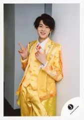 【中古】生写真(ジャニーズ) 美 少年/佐藤龍我/膝上・衣装黄・オレンジ・白・両手指差し・左向き/「ジャニーズ銀座2019 Tokyo Experience」グッズオフショット/公式生写真