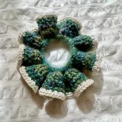 SC-13 フリルシュシュ　手編み　ハンドメイド  グリーンG白