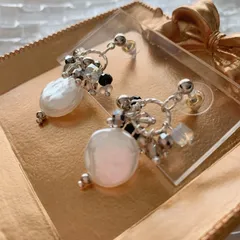 特別価格♡ 大人可愛い　ビーズ&人工パールが揺れるピアス　春　入園式　入学式　卒園式　卒業式