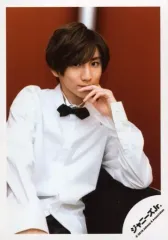 【中古】生写真(ジャニーズ) SixTONES/京本大我/膝上・座り・衣装白・黒・左手口元・右向き・背景茶色/「ジャニーズJr.8・8祭り～東京ドームから始まる～」グッズオフショット/公式生写真