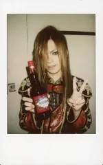 【中古】生写真(男性) D/HIDE-ZOU/上半身・衣装黒・赤・右手飲み物・左手ピース胸元・背景壁白/生チェキ