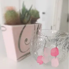揺れる花びらのピアス(ピンク)
