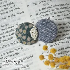 【新品】【SAWA サワ × merinomi メリノミ】 オリジナル生地「木の実と小さな蝶」ブローチ (ms-bro-33)<br><br>アクセサリー レディース コサージュ おしゃれ ハンドメイド