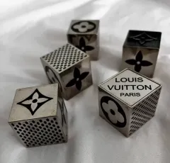 サイコロLVがお洒落♪Louis Vuitton チャーム LV カップ/ダイス 早い者勝ち♪ルイヴィトン LV サイコロ 偽物 バッグチャーム