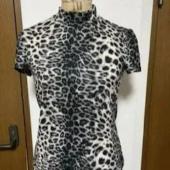 伊太利屋 ヒョウ柄 半袖Tシャツ ブラウス Lサイズ相当 新品未使用 伊太利屋 ヒョウ柄 半袖Tシャツ ブラウス Lサイズ相当 新品未使用