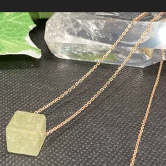 リビアングラスキューブペンダント❣️チェーン付き✨ヒーリングストーン✨引き寄せ力