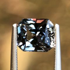 天然　非加熱　ライトブルー（プラチナ系）　スピネル　2.49ct　ルース　高透明　高明度　強輝　大変希少・レア　極美品　男女兼用　1点物　産地証明鑑別所付き