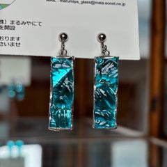 【送料無料】ステンドグラスイヤリング　ターコイズブルー　縦長